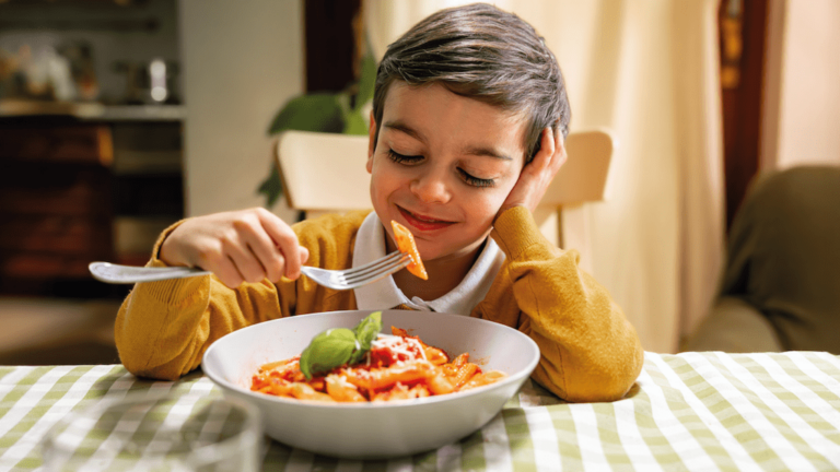 Bambino che mangia pasta secca: fonte di energia