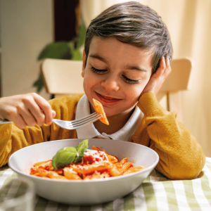 Bambino che mangia pasta secca: fonte di energia